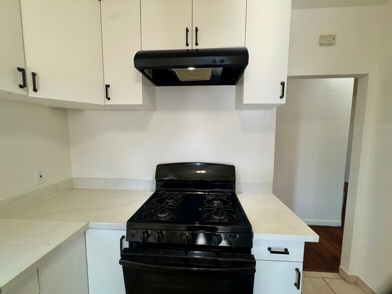 Building Photo - 711 32nd St