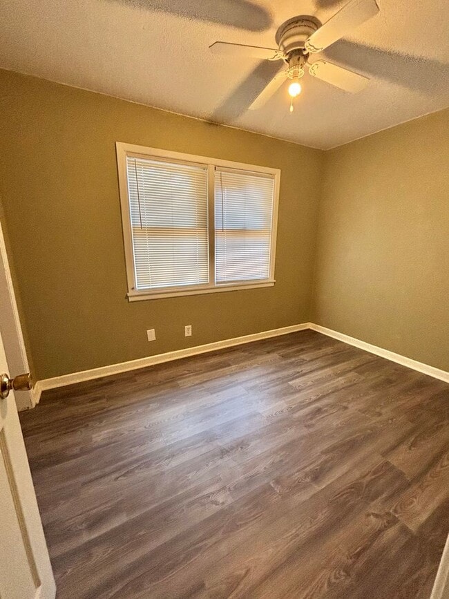 Building Photo - NOW AVAILABLE - 3 Bedroom home!
