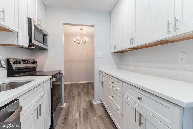 Building Photo - 8708 Village Square Dr