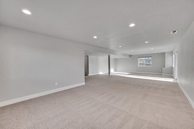 Building Photo - $2,650.00, 5-bed, 3-bed ranch-style home located in Colorado Springs with a large back yard.