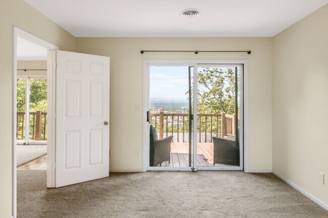Building Photo - 2-Bedroom, 2-Bathroom Condo with Stunning Downtown Views