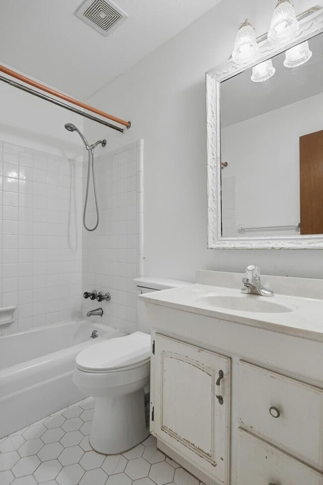 Building Photo - 2101 Goldendale Ln