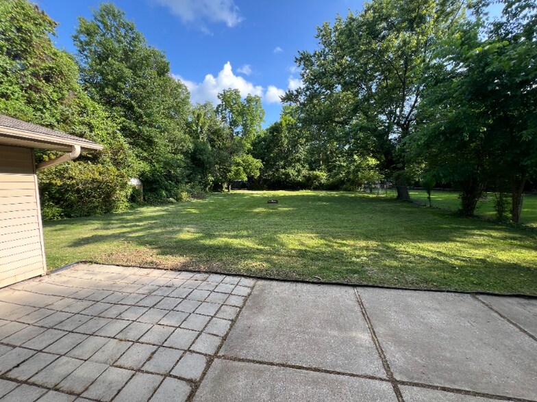 Building Photo - 2121 W Wedington Dr