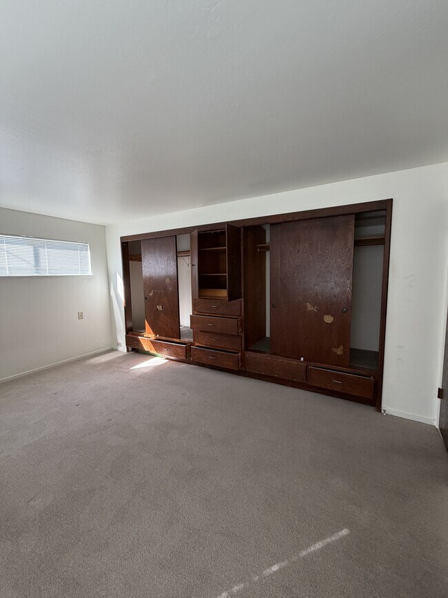 Building Photo - 913 Clover Dr