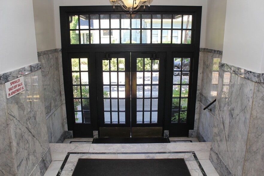 Building Photo - 1928 SW Laurel St