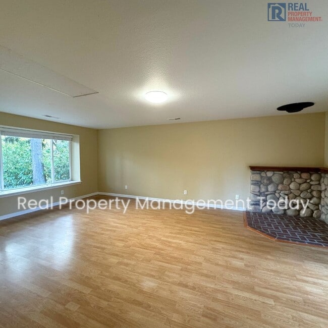 Building Photo - Spacious 5 Bedroom! Move In Ready!