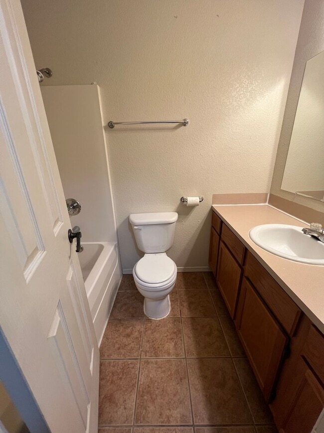 Building Photo - 3 Bed, 2 Bath, 1058 SQ FT, 1 Car Garage