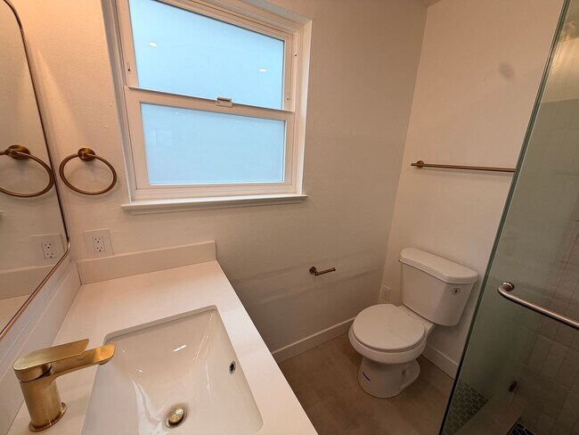 Building Photo - Spacious 4 Bedroom/2Bathroom Home in South San Francisco!