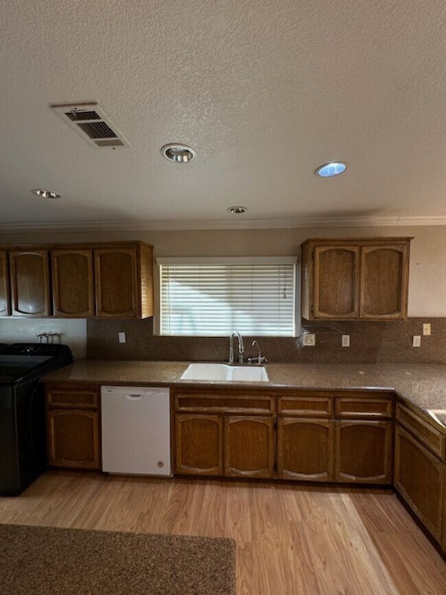 Building Photo - Beautiful Home in the Heart of Hemet