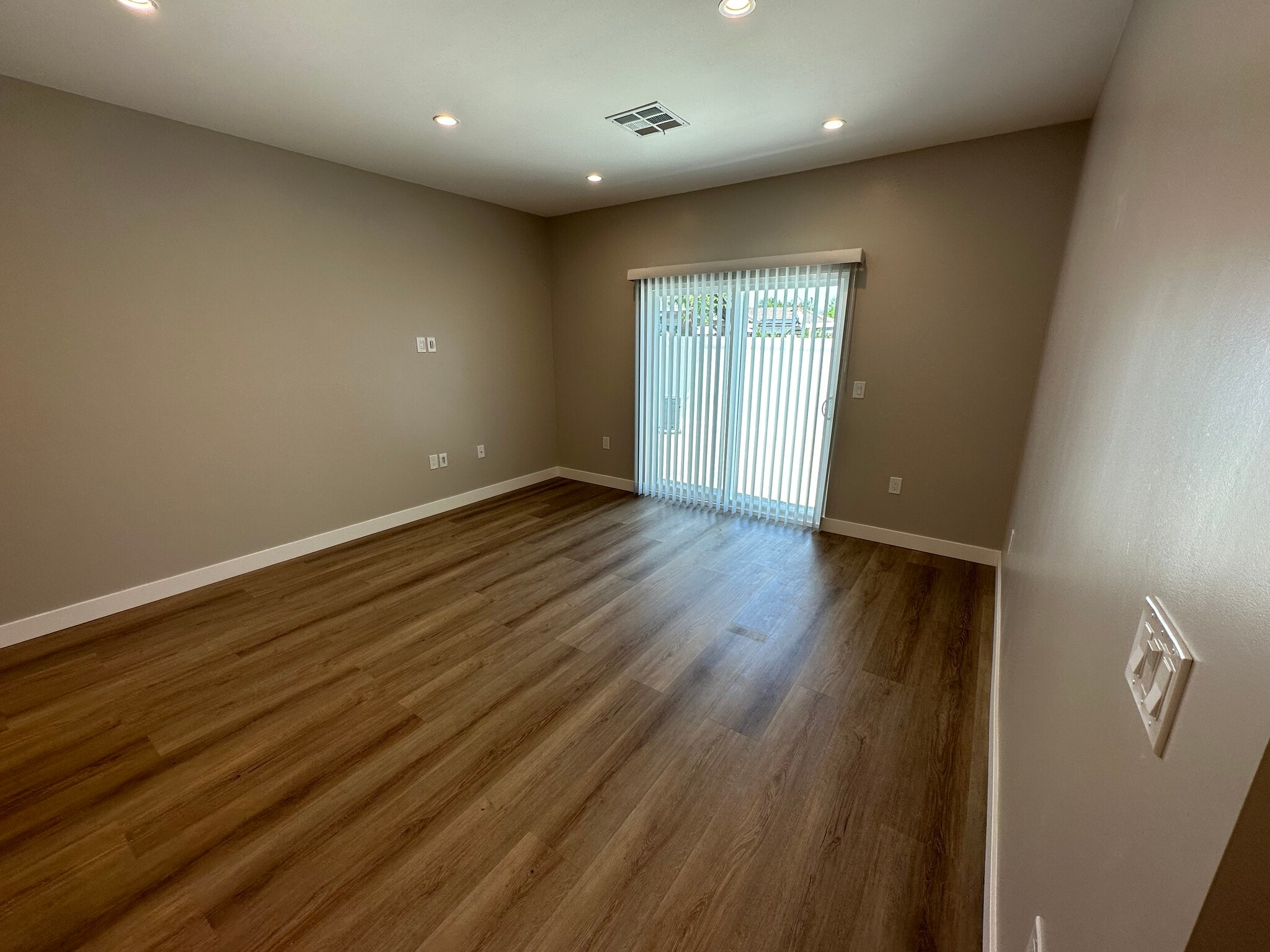 Building Photo - 8436 Oakdale Ave