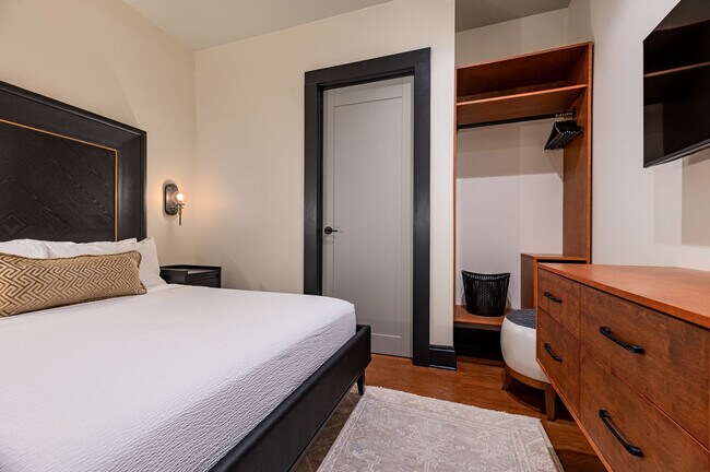 Building Photo - 1011 Canal St