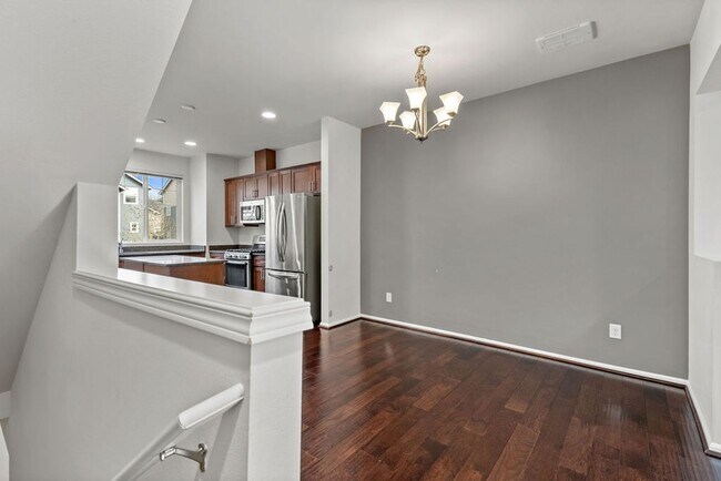 Building Photo - Spaciously Modern Tri Level Townhome for Rent in North Everett