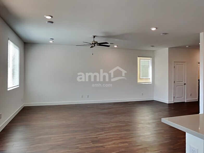 Building Photo - 8811 Tiger Tooth Ave