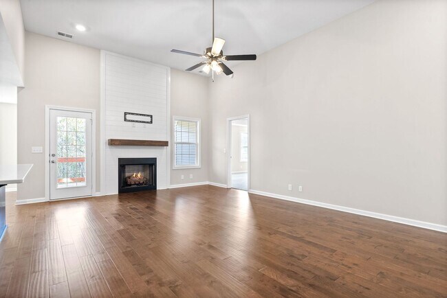 Building Photo - Pet Friendly Three Bedroom!