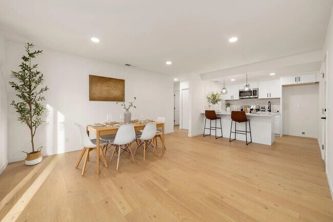 Building Photo - 5552 E Knoll Dr