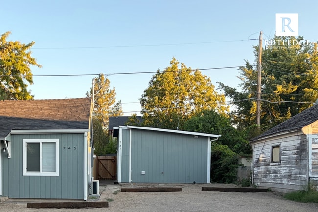 Building Photo - 747 Dakota Ave