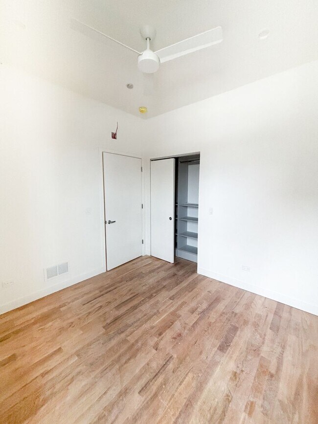 Building Photo - Spectacular 3 Bed/3 Bath Penthouse Apartment in prime Lincoln Park Location. Semi-Private Elevato...