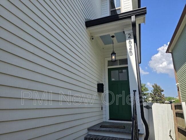 Building Photo - 2625 Banks St