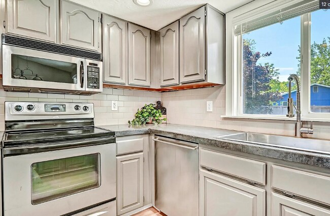 Building Photo - 961 W Newport St