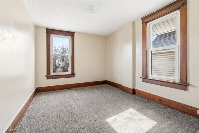 Building Photo - 488 Alexander St