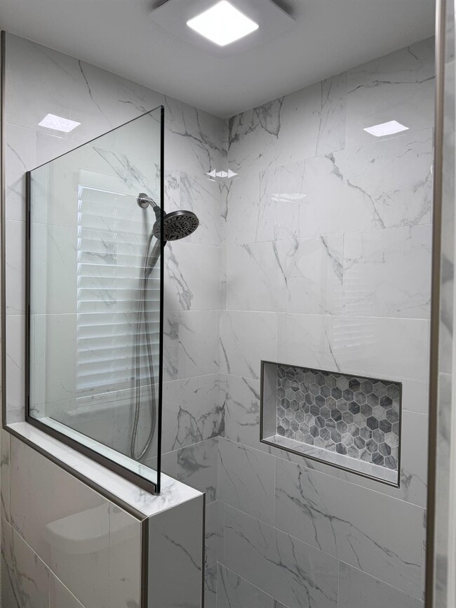 Building Photo - 497 E North Way