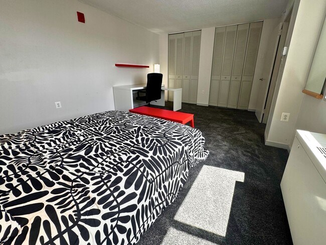 Building Photo - Welcome to Takoma Overlook! Furnished 1br 1ba condo