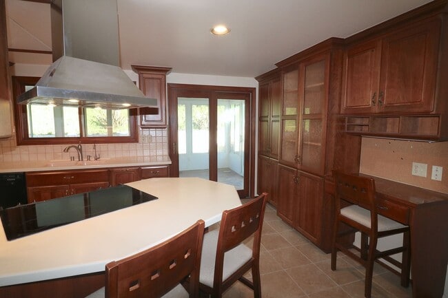 Building Photo - 3/2 house in North Clairemont! 2 car garag...