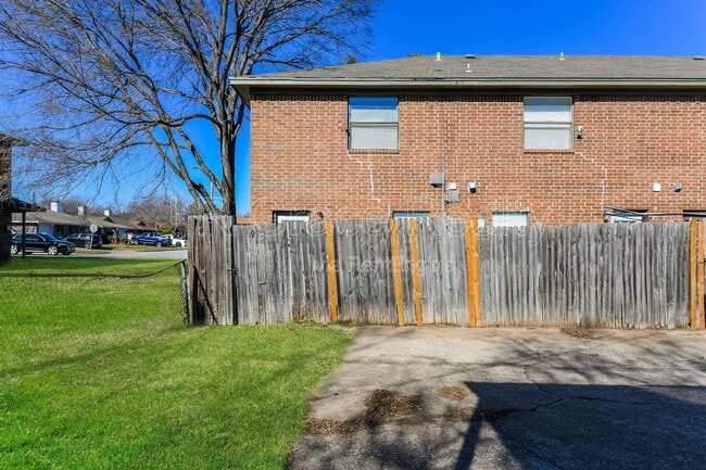 Building Photo - 5915 Shadydell Dr