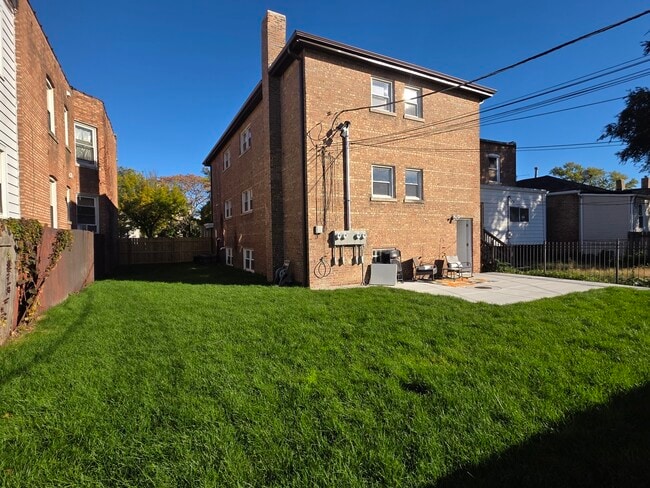 Building Photo - 1621 E 74th Pl