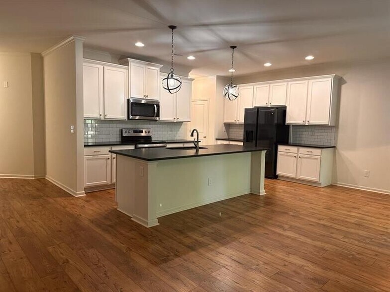 Building Photo - 5635 Parkview Ln