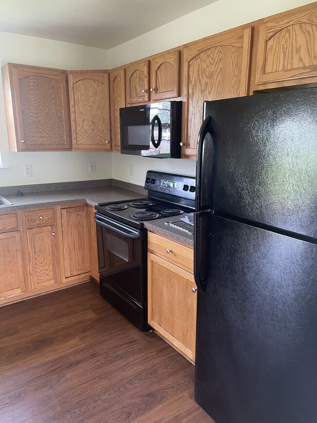 Building Photo - Lovely home close to shopping and entertainment.