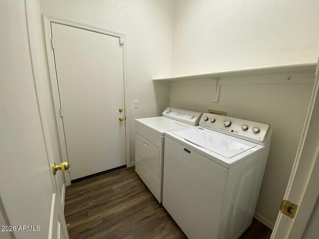 Building Photo - 3901 E San Pedro Ave