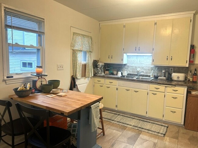 Building Photo - 532 Gilbert Ave