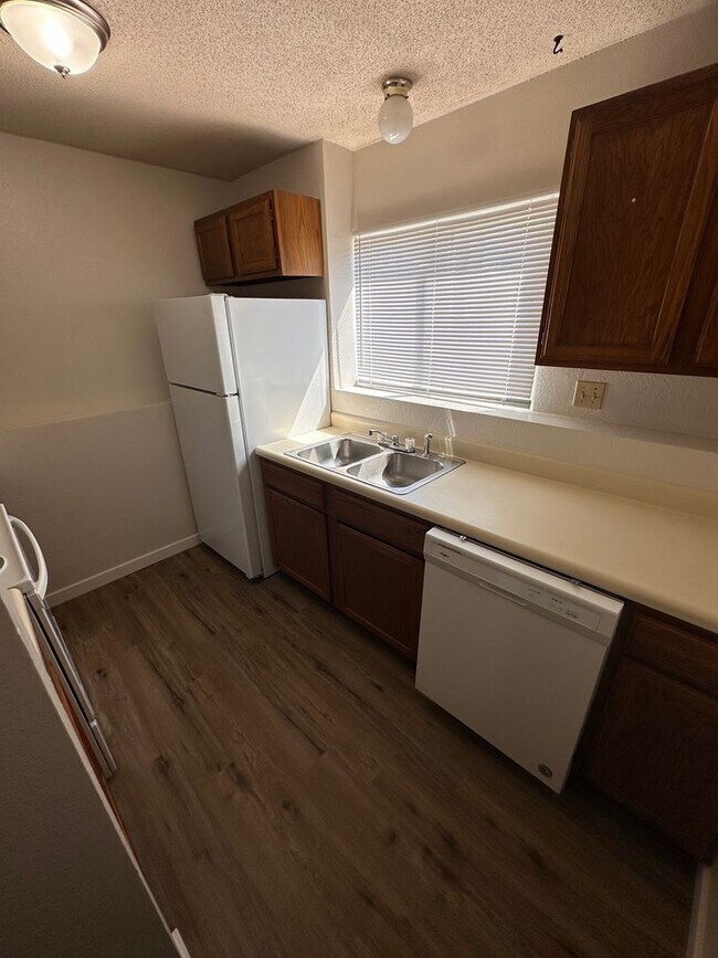Building Photo - $895 - 2 bed 1.5 bath beautiful bi-level a...