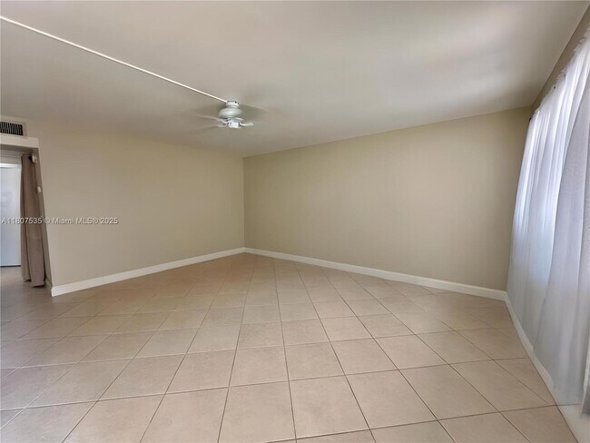 Building Photo - 445 Saxony Way