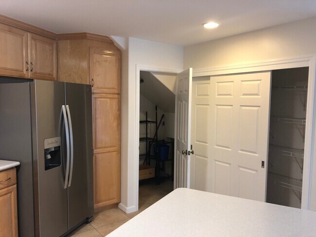 Building Photo - Private Duplex Home Across from Kahala Mall
