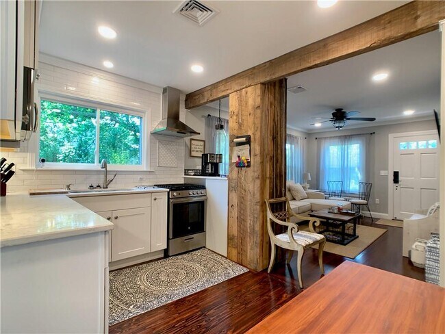 Building Photo - 18 Sylvan St