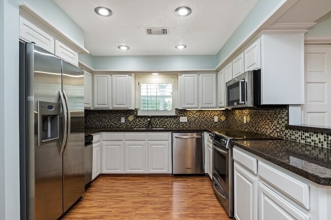 Building Photo - 5511 Greentree Dr