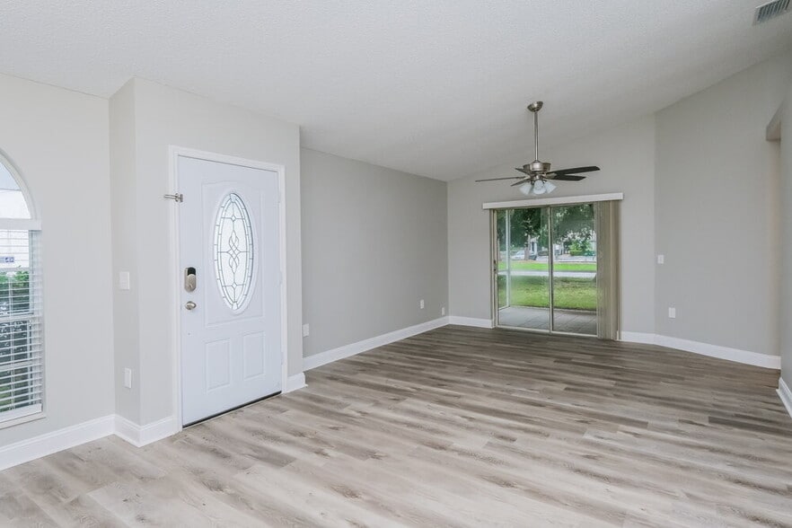 Building Photo - 10917 Freemont Dr