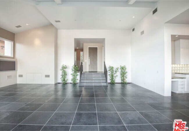 Building Photo - 3850 Rambla Orienta