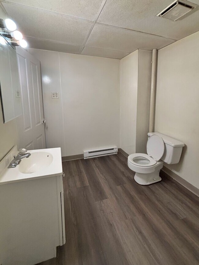 Building Photo - 252 Main St