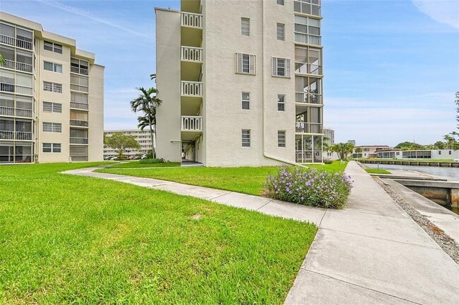 Building Photo - 2859 Leonard Dr