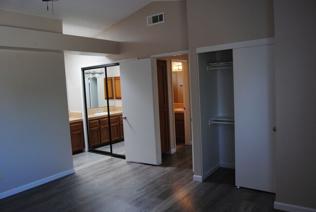 Building Photo - 4620 Gorbett Ln