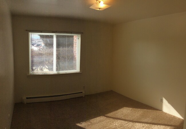 Building Photo - Bright and Open Condo near Table Mesa