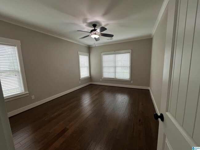 Building Photo - 5849 Longview Ln