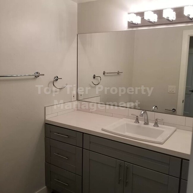 Building Photo - ***Remodeled, Charming 2 bed / 2 bath Bung...