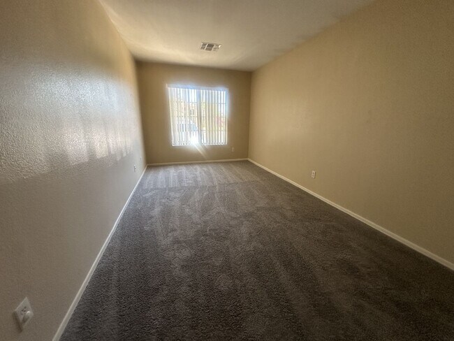 Building Photo - Rare single-level home offers 5 bedrooms and a versatile floor plan designed for comfortable living