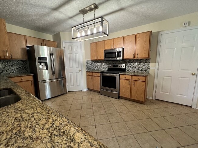 Building Photo - 1204 Hillside Dr