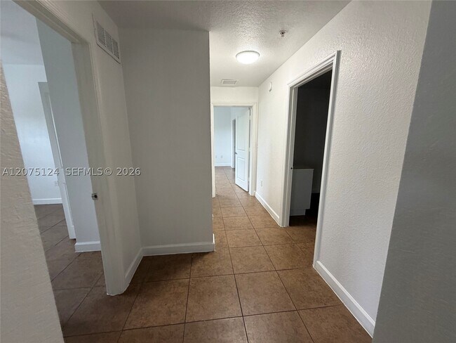 Building Photo - 2210 Hammock Square Dr