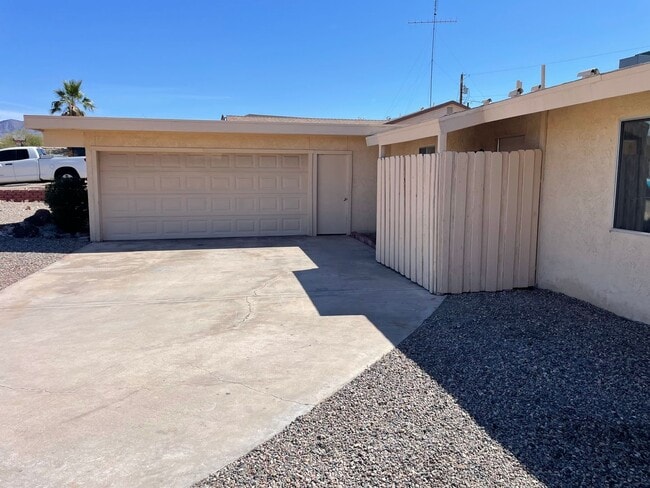 Building Photo - Move in ready! Owner offering move in special price-CALL FOR INFO.